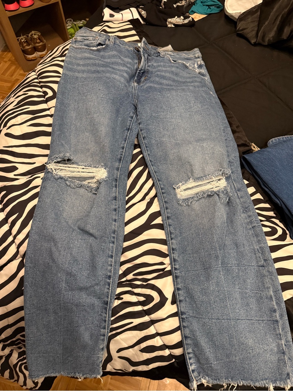 Kensie Straight-Leg Distressed Jeans